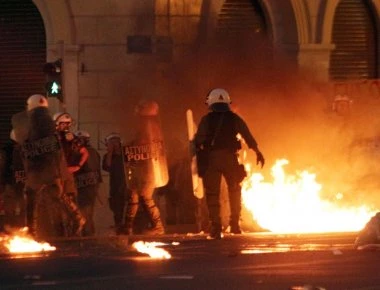 Μολότοφ σε διμοιρία των ΜΑΤ επί των οδών Ρήγα Φεραίου και Πανεπιστημίου